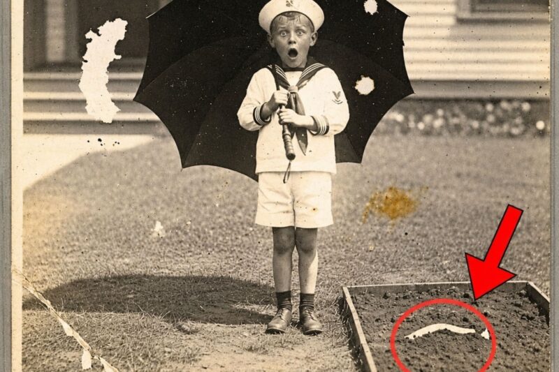 Esta fotografia de um menino com um guarda-chuva, de 1910, parecia inicialmente inofensiva – até que uma ampliação revelou algo chocante.